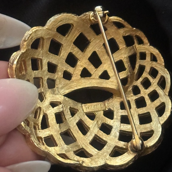 Exquisite Vintage Gold-tone Brooch - Picture 5 of 9